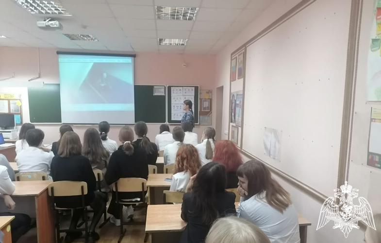 В Белгороде сотрудники вневедомственной охраны Росгвардии провели урок мужества для школьников