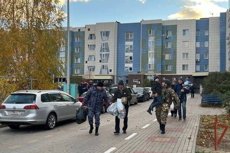 Сотрудники Росгвардии оказали содействие экстренным службам на месте атаки беспилотника ВСУ в Белгороде 