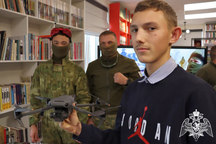 В преддверии Дня народного единства росгвардейцы – участники СВО проводят встречи с молодежью Белгородской области