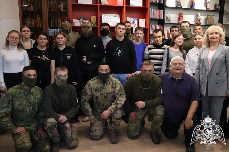 В преддверии Дня народного единства росгвардейцы – участники СВО проводят встречи с молодежью Белгородской области