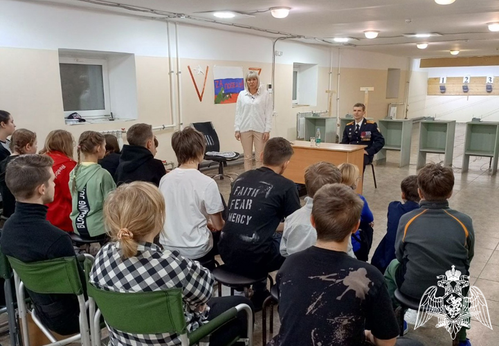 Ветеран Росгвардии провел круглый стол с белгородскими школьниками, приуроченный ко Дню Героев Отечества