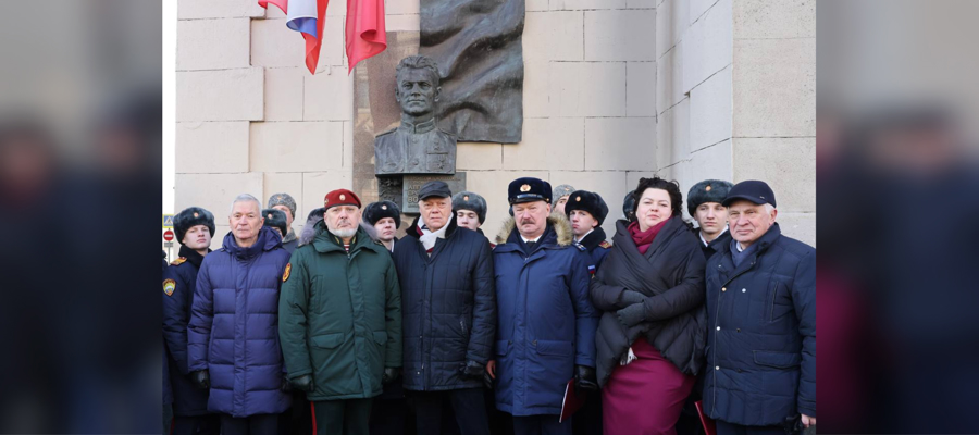 Росгвардия открыла памятный барельеф Герою Советского Союза Алексею Волошину в Москве 