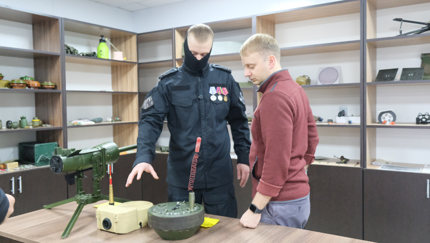 Журналистам  федерального канала «Россия-24» рассказали о работе саперов инженерно-технического отделения ОМОН «Острог» Росгвардии в Белгородской области
