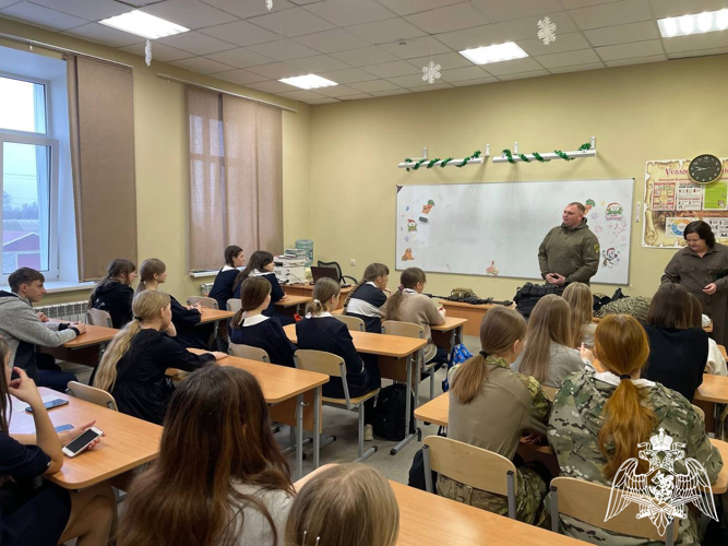Росгвардеец провел урок  мужества, посвященный 82-й годовщине Сталинградской битвы с белгородскими школьниками