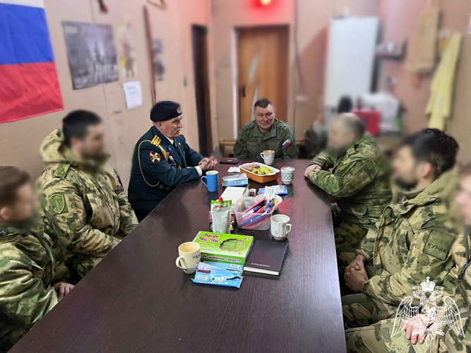 Ветеран внутренних войск – участник боевых действий в Афганистане встретился с росгвардейцами – участниками СВО
