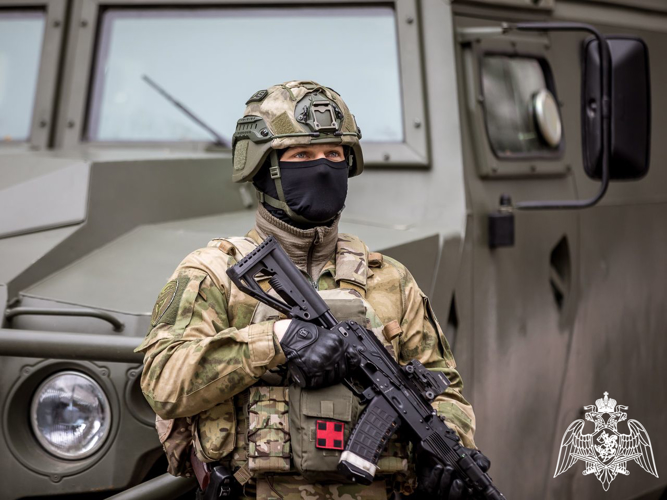 При силовой поддержке СОБР «Белогор» Росгвардии задержаны подозреваемые в незаконном обороте оружия и боеприпасов в Белгородской области