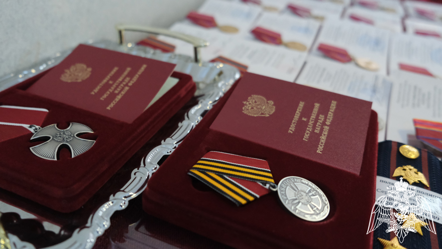 Белгородским росгвардейцам в профессиональный праздник вручили государственные и ведомственные награды  