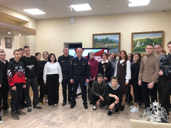 В Новооскольском краеведческом музее состоялся «круглый стол» с белгородскими студентами, приуроченный ко Дню войск национальной гвардии РФ