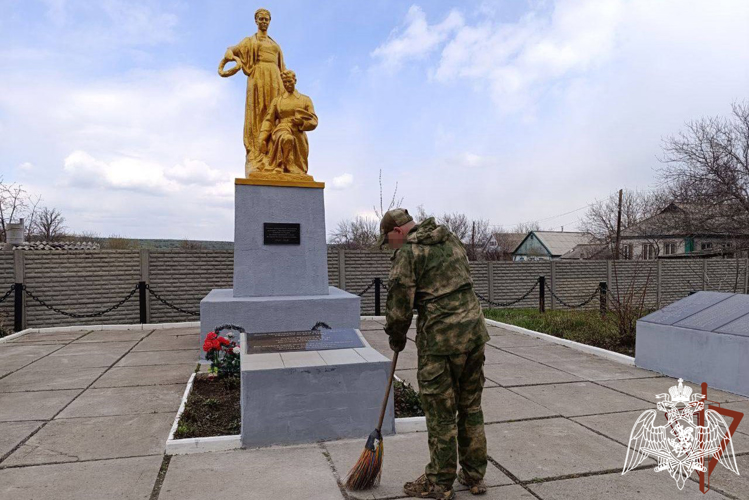 Росгвардейцы в ЛНР благоустраивают памятники и места захоронений героев Великой Отечественной войны