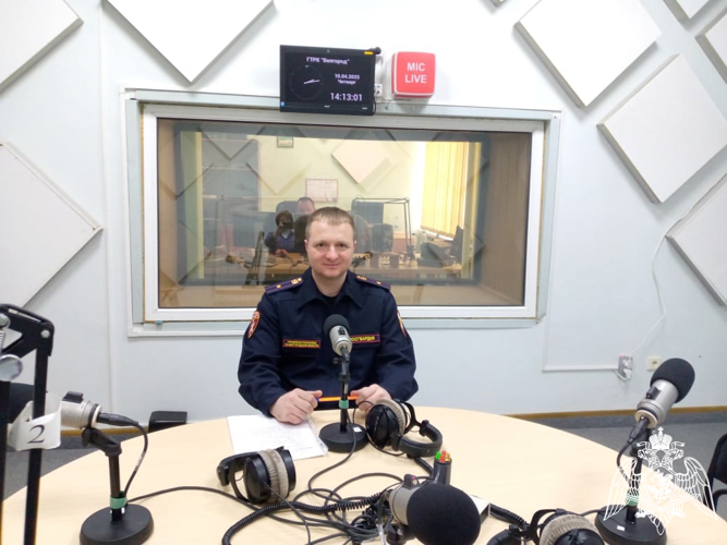 Офицер Росгвардии рассказал белгородским радиослушателям о возможности передачи охотничьих ружей для нужд специальной военной операции