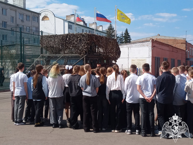 В рамках Года защитника Отечества сотрудники спецподразделения Росгвардии провели урок мужества для белгородских школьников
