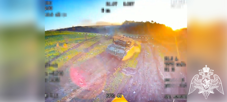 Росгвардия показала кадры, как операторы FPV-дронов ведомства уничтожили две БМП «Брэдли» ВСУ на сумском направлении