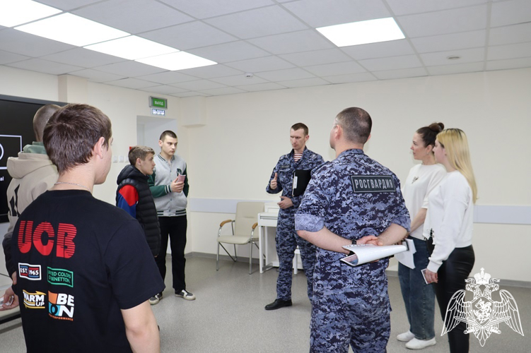 Росгвардейцы провели профориентационную встречу с белгородскими школьниками