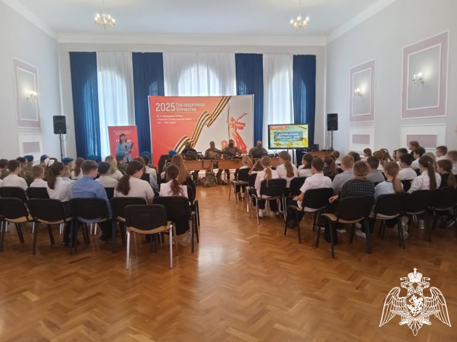 В рамках Года защитника Отечества сотрудники спецподразделения Росгвардии провели урок мужества для белгородских школьников