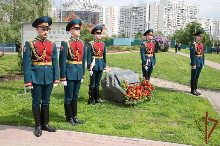 Росгвардейцы почтили память военкоров, погибших при исполнении профессионального долга