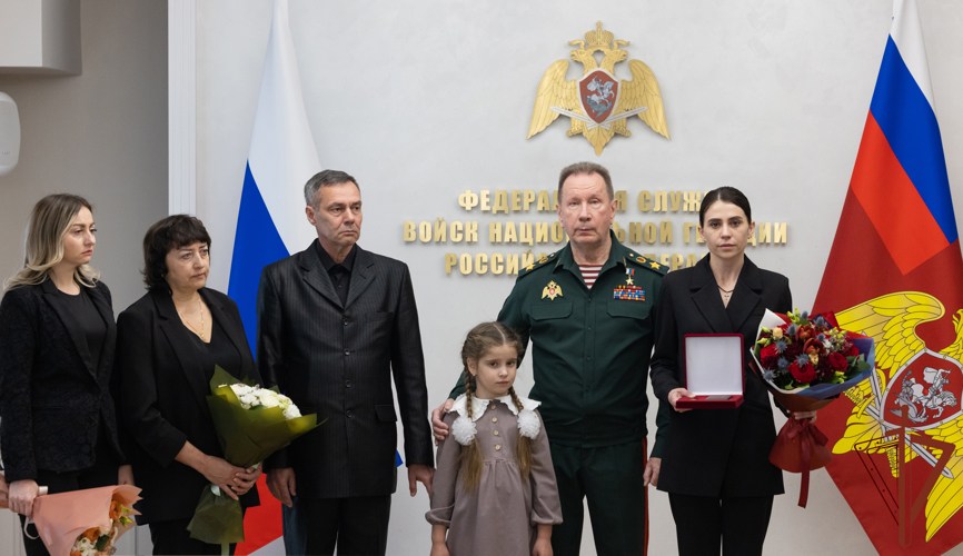 Директор Росгвардии  вручил медаль «Золотая Звезда» родственникам Героя России Алексея Осипова