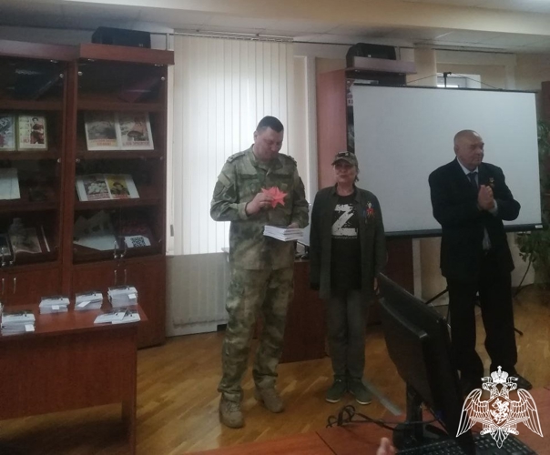 Белгородским росгвардейцам – участникам СВО и КТО передали книги, со стихами в поддержку русских воинов