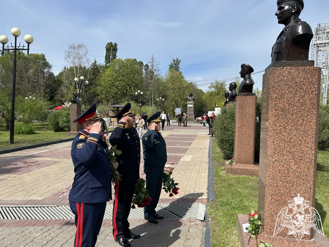 Начальник регионального управления Росгвардии почтил память Героев Великой Отечественной войны в Белгороде