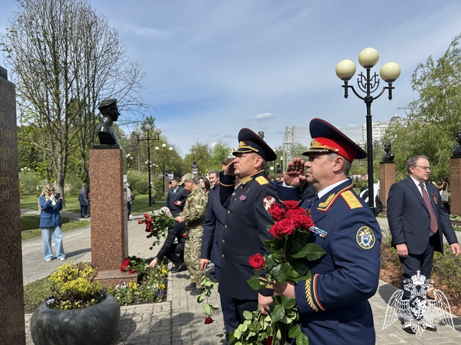 Начальник регионального управления Росгвардии почтил память Героев Великой Отечественной войны в Белгороде