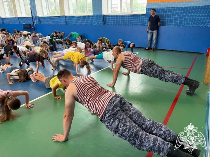 В рамках ведомственной акции «Каникулы с Росгвардией» белгородские росгвардейцы проводят уроки безопасности в школьных лагерях