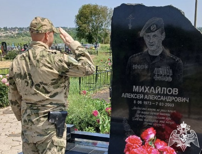 Офицеры СОБР «Белогор» почтили память своего боевого товарища капитана милиции Алексея Михайлова, погибшего при исполнении служебного долга