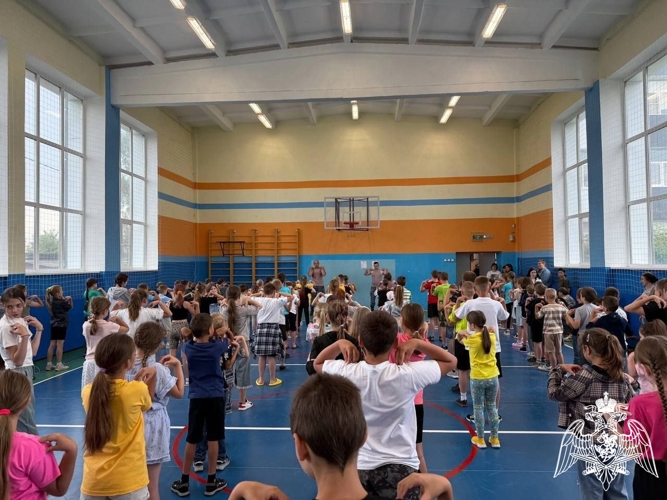 В рамках ведомственной акции «Каникулы с Росгвардией» белгородские росгвардейцы проводят уроки безопасности в школьных лагерях