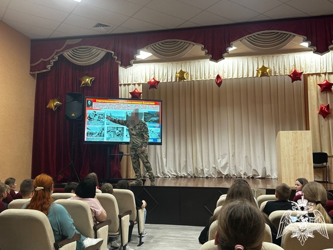 Военнослужащие, выполняющие служебно-боевые задачи по прикрытию государственной границы в Белгородской области,  поддержали ведомственную акцию "Каникулы с Росгвардией"