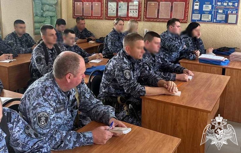 Инспектор ВАИ Росгвардии провел профилактические мероприятия с водителями ведомства в Белгороде