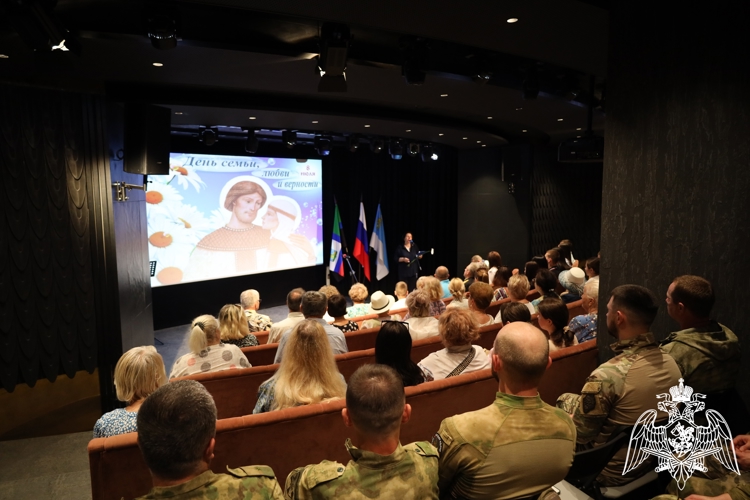 В Белгороде военнослужащие Росгвардии приняли участие в литературно-музыкальной композиции ко Дню семьи, любви и верности
