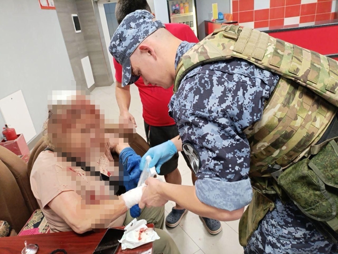 Белгородские росгвардейцы оказали помощь пострадавшей в результате атаки дрона ВСУ женщине