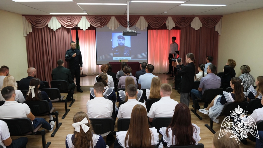 В Белгородской области открыли «Парту Героя» в честь офицера СОБР «Белогор» Росгвардии Героя России Алексея Осипова