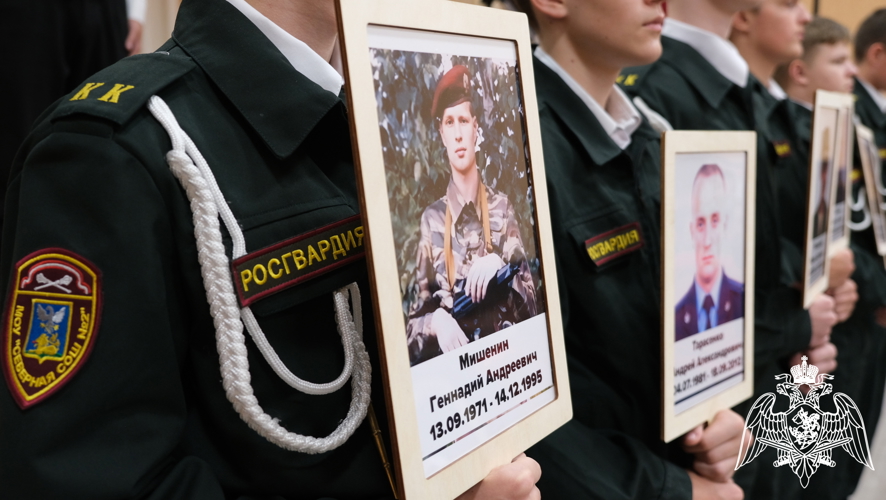 Офицеры СОБР «Белогор» Росгвардии почтили память героев-белгородцев в подшефной школе