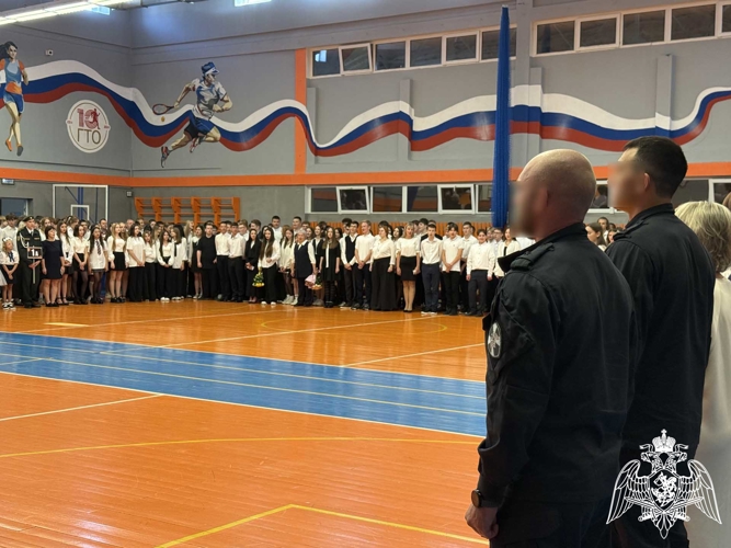 Офицеры СОБР «Белогор» Росгвардии поздравили подшефных школьников с Днём знаний