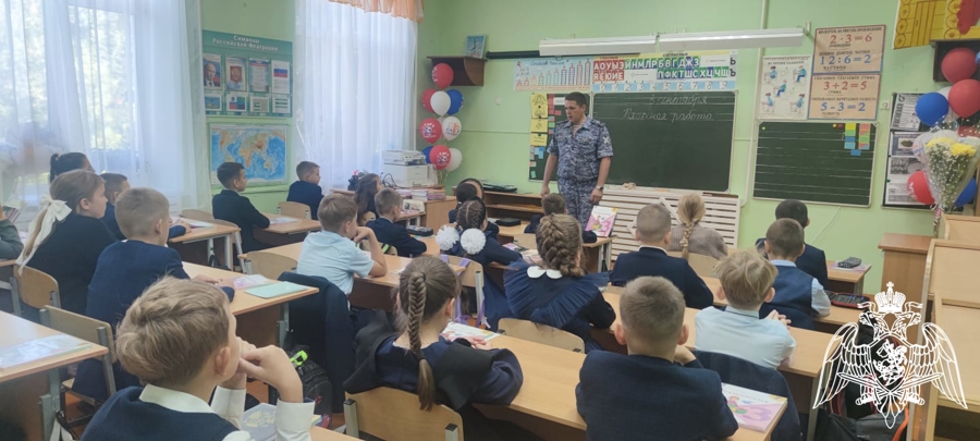 В Белгородской области сотрудники вневедомственной охраны Росгвардии  проводят «уроки мужества», посвященные Дню солидарности в борьбе с терроризмом