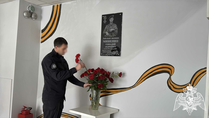 Офицеры СОБР «Белогор» Росгвардии почтили память героев-белгородцев в подшефной школе