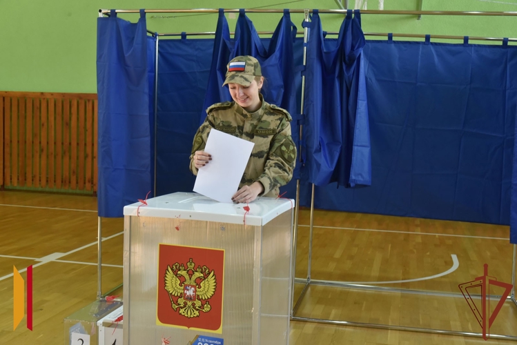 Росгвардейцы принимают участие в Едином дне голосования в регионах Центральной России
