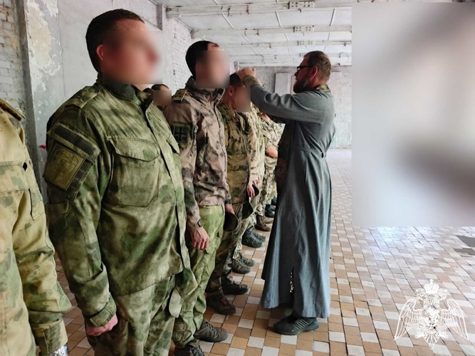 Священнослужитель Белгородской епархии навестил росгвардейцев, выполняющих задачи по защите приграничья