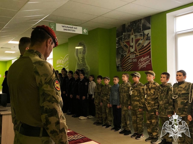 В прифронтовой зоне: росгвардейцы приняли присягу у кадет в День флага Белгородской области
