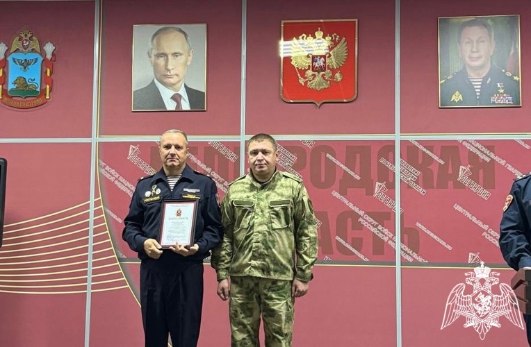 Начальник Управления Росгвардии по Белгородской области генерал-лейтенант полиции Дмитрий Мещерин поздравил с профессиональным праздником сотрудников и ветеранов вневедомственной охраны