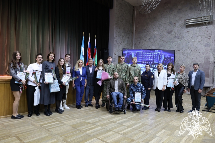В Белгороде росгвардейцы приняли участие в церемонии вручения именных стипендий сотрудника ОМОН Героя России Вячеслава Воробьёва