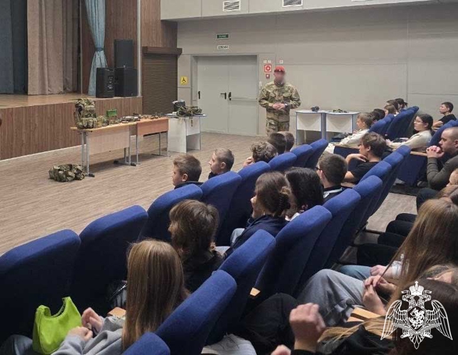 «Сила – в единстве!»: офицеры спецназа Росгвардии провели урок мужества для юных белгородцев