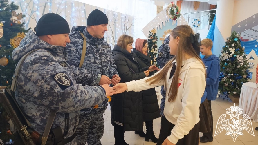 Юные активисты «Движения первых»  поздравили росгвардейцев с Новым годом в Ракитянском районе