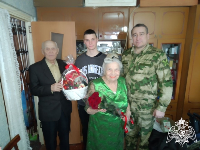 Представители Управления Росгвардии по Белгородской области поздравили ветерана службы с Рождеством Христовым и Новым Годом