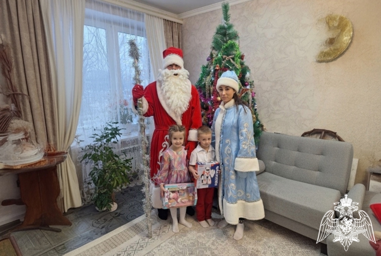 Вневедомственная охрана Белгорода подарила новогоднее чудо детям сослуживцев