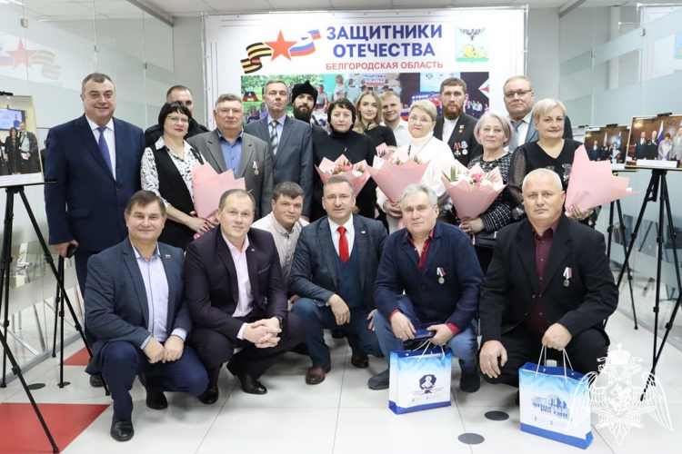 Отца офицера СОБР «Белогор» Росгвардии наградили медалью «Отец солдата»
