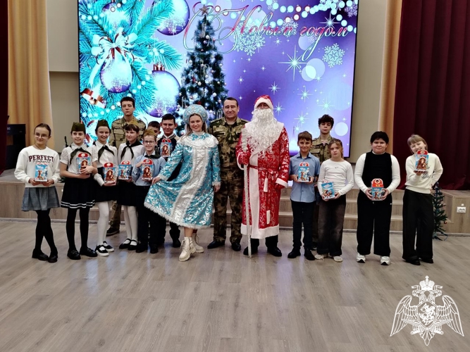 В Белгороде «Дед Мороз специального назначения» поздравил подшефных Росгвардии учеников 