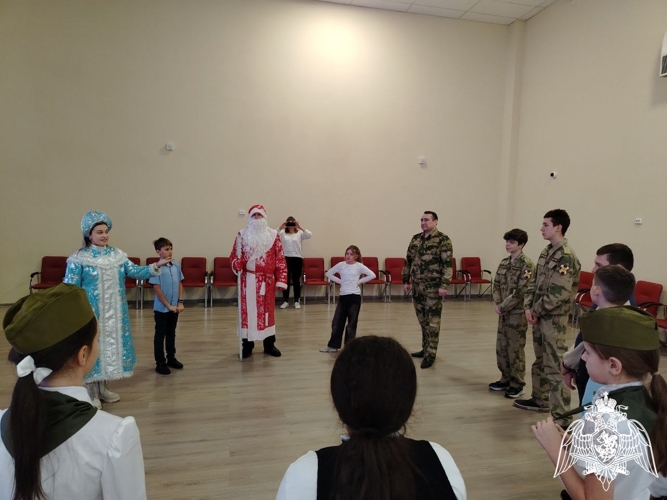 В Белгороде «Дед Мороз специального назначения» поздравил подшефных Росгвардии учеников 