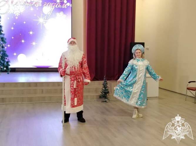 В Белгороде «Дед Мороз специального назначения» поздравил подшефных Росгвардии учеников 
