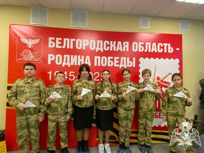 В белгородском штабе Победы подшефные росгвардейские школьники написали письма военнослужащим