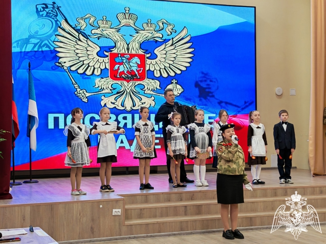 В День Конституции в Белгороде около 20 кадет Росгвардии приняли торжественную присягу